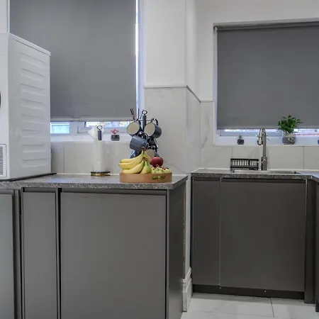 Modern & Spacious 4-bedroom Home, Family & Contractor Friendly, *