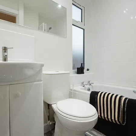 펜션 Modern 3 Bedroom House In Salford, Sleeps 6, 16 Minutes From Centre, Free Parking And Wi-fi, Weekly & Monthly Stays, Great Rates Available At Peachy 맨체스터