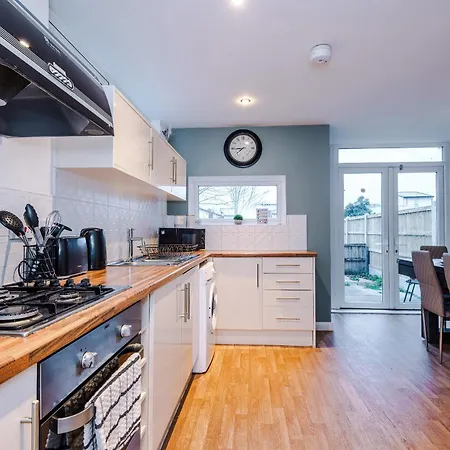 Stylish House In With Pool Table *