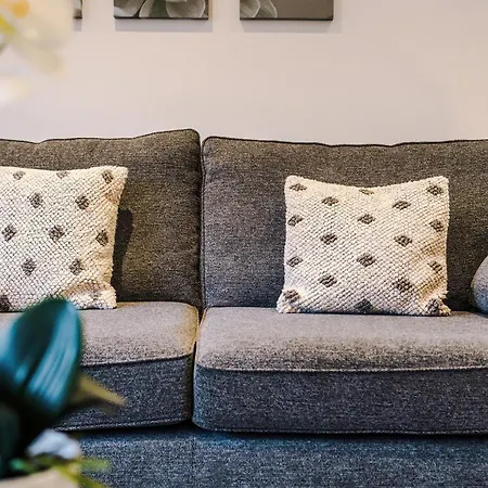 Stylish 2br House For 4 In With Parking Manchester