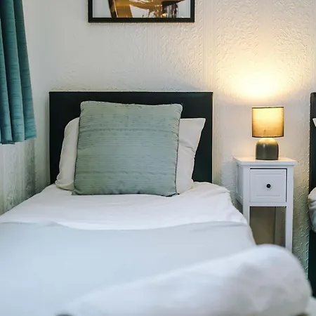 Luxury 5br Near Airport Wifi Manchester