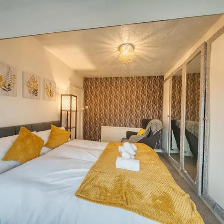 3 Bedrooms Sleeps 7 Free Parking *