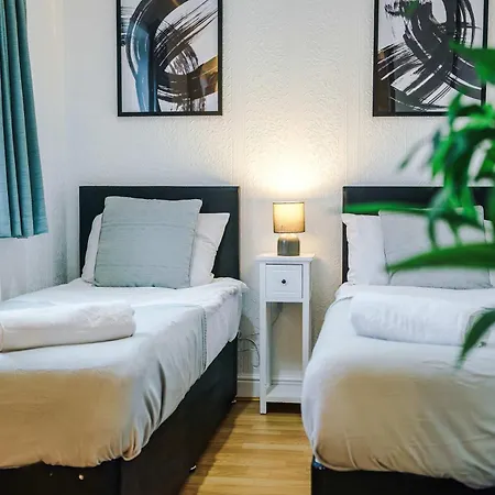 Holiday home Luxury 5br Near Airport Wifi Manchester