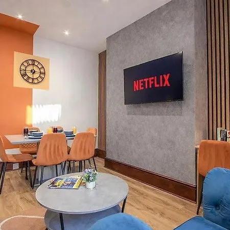 Modern & Spacious 4-bedroom Home, Family & Contractor Friendly, 펜션 *