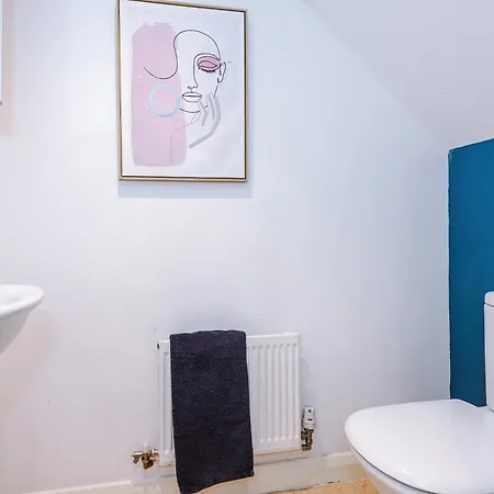 Stylish House In With Pool Table Mánchester