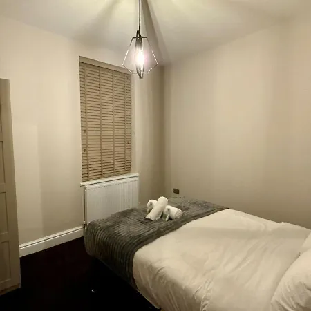 Large Luxury 4 Bedroom With Parking