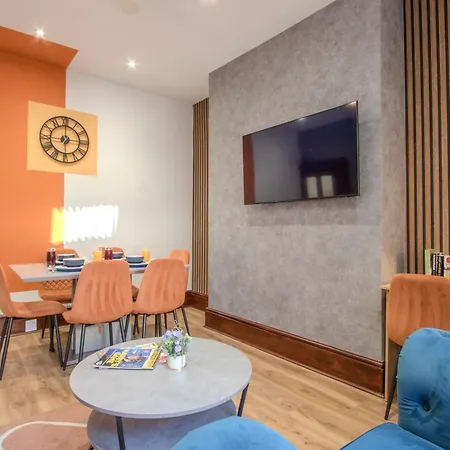 Modern & Spacious 4-bedroom Home, Family & Contractor Friendly, Casa de Férias Manchester