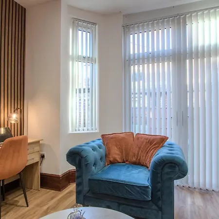 Modern & Spacious 4-bedroom Home, Family & Contractor Friendly, Casa de Férias *