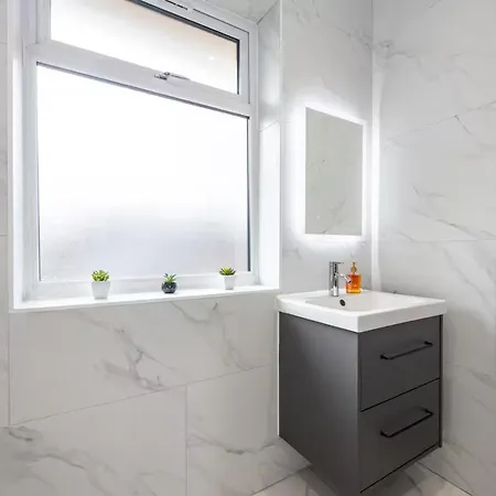 Casa de Férias Modern & Spacious 4-bedroom Home, Family & Contractor Friendly,