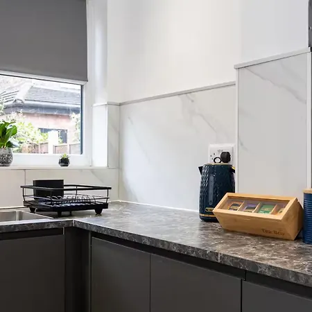 Modern & Spacious 4-bedroom Home, Family & Contractor Friendly, 別荘