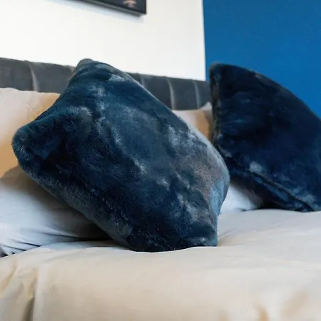 Luxury Group - - Sleeps 9