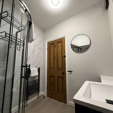 Large Luxury 4 Bedroom With Parking Manchester