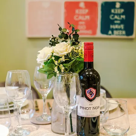 Casa vacanze 4 Bed House - Sleeps 8 - Free Parking - Manchester