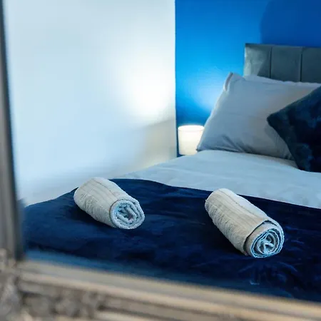 Luxury Group - - Sleeps 9 度假居 *