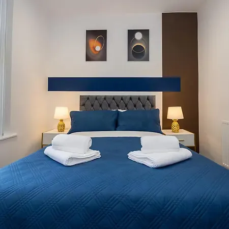 בית נופש Modern & Spacious 4-bedroom Home, Family & Contractor Friendly,