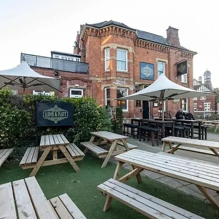 Modern & Spacious 4-bedroom Home, Family & Contractor Friendly, *