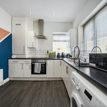 6br Modern In Salford Sleeps 13 | Uni Nearby 3*