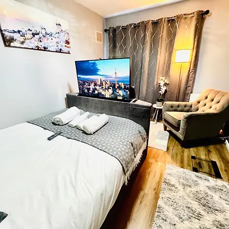 Luxury 2-bed Apartment,office With Built-in Tv King Bed, Private Entrance And Free Parking