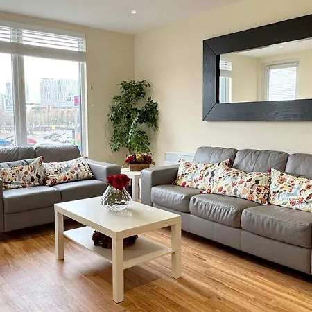 Modern 2-bed Living With Private Balcony * Manchester