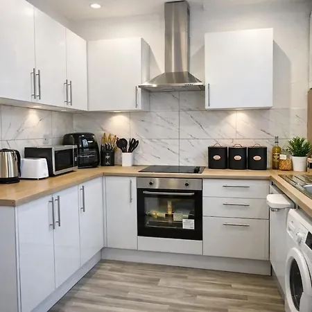 4bdr Contractor Hub - Sleeps 7 - Free On Street Parking Apartment *