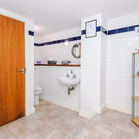 Modern 2br Flat For 4 Full Kitchen * مانشستر