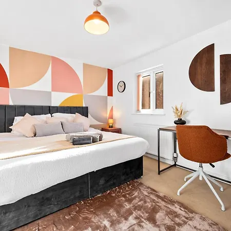 15 Mins To Centre! Sleeps 7, Free Parking, Wi-fi & Garden *