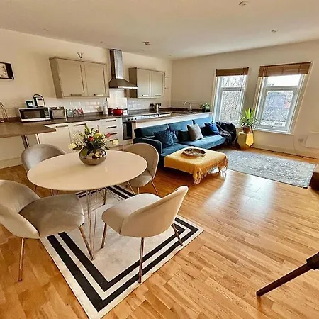 Modern 2-bed For Work Apartment