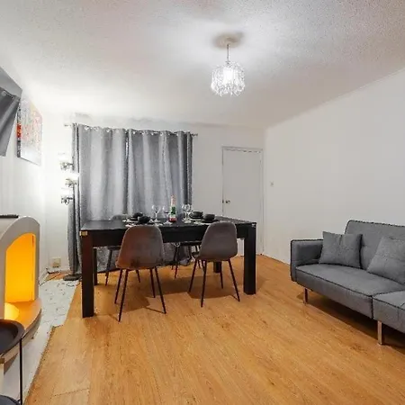 Lavish 2-bdr & Comfy 5-bed - Ideal For Contractors & Long - Near Piccadilly & Etihad - Fast Wi-fi - Sleeps 7 - Free On-site & On-street Parking - Private Garden