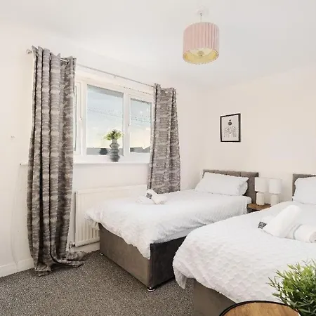 Lavish 2-bdr & Comfy 5-bed - Ideal For Contractors & Long - Near Piccadilly & Etihad - Fast Wi-fi - Sleeps 7 - Free On-site & On-street Parking - Private Garden Apartment