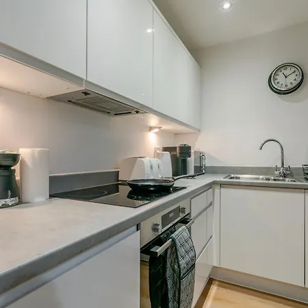 Apartment Modern 2-bed, 2-bath Near Old Trafford, Free Parking, Ideal For Contractors And Long *