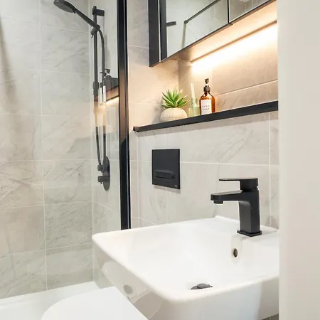Equinox 5 Mins From Victoria Station * Manchester