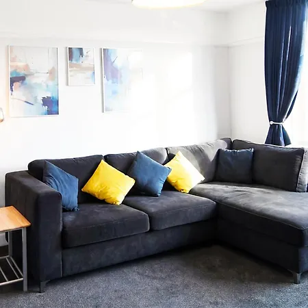 6 Person Near Airport And Centre With Free Parking