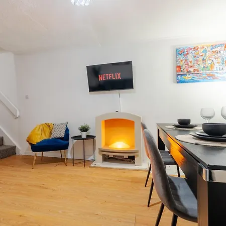 4 Mins From Stadium - Sleeps 7 - Near - Driveway Parking *