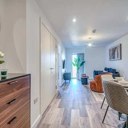 1-br Flat In Eccles - 1 Minute Walk To Train & Tram Station - Sleeps 3 *