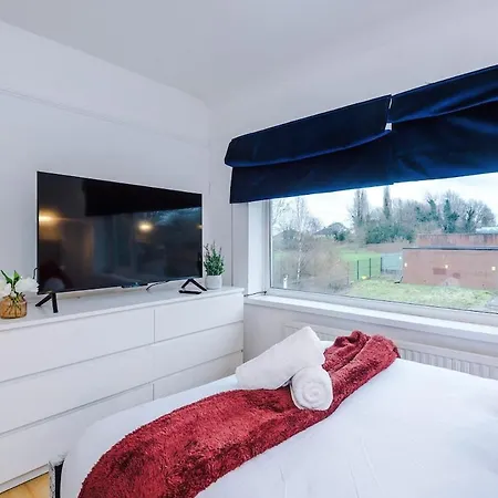 Stylish Home, Sleeps 7, Pool Table, Free Parking, Free Wi-fi, Full Kitchen, Perfect For Groups * Manchester