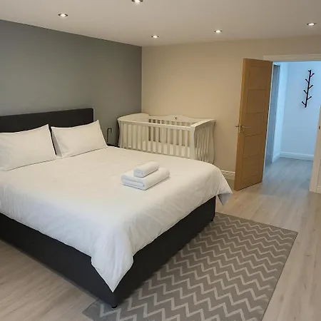 Spacious Apartment, Steps Away From Heaton Park Manchester