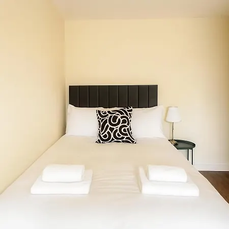 Cosy 2-bed Flat In The Heart Of Prestwich Village Apartment