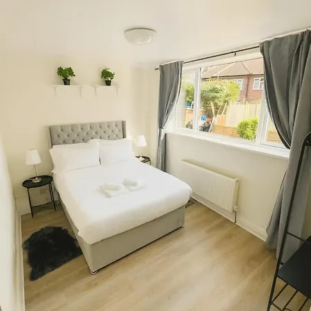 Apartment Newly Renovated 2-bedroom Manchester