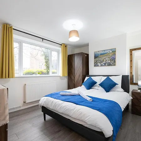 - Stylish Apartment, Prime Location, Centre, Mediacity, Etihad, Coop Live, Ao Arena, Salford Quays, Sleeps 8, Free Parking *