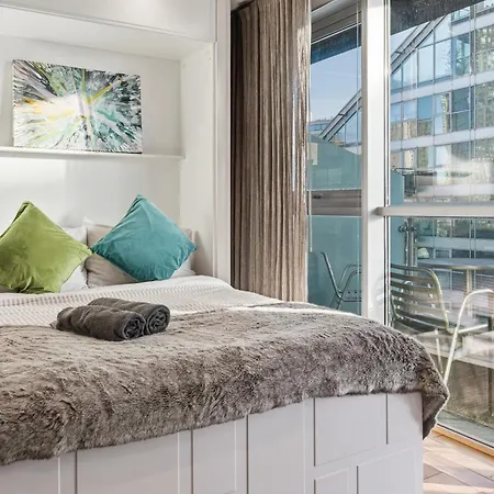 Centre 1b With Free Private Parking & Balcony Apartment *