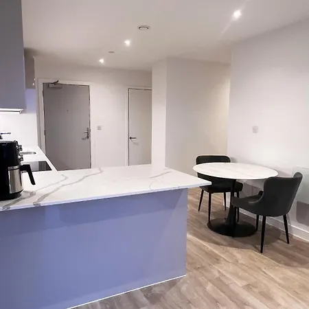 2bed 2bath Balcony Smart Tv 20mins To Airport Gym