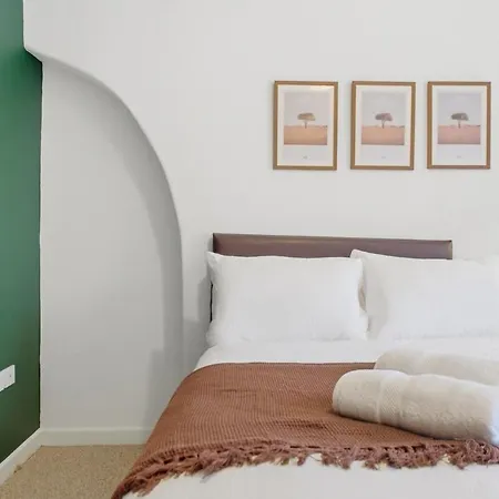 Spacious 4 Bedroom House With Pacman,darts, Netflix By Vista Short Lets Appartement *