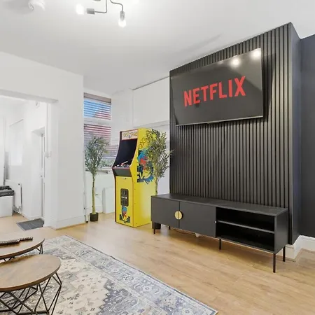 Spacious 4 Bedroom House With Pacman,darts, Netflix By Vista Short Lets Manchester