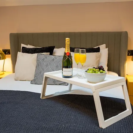 Spacious 3-bed Retreat - Modern & Super * Manchester