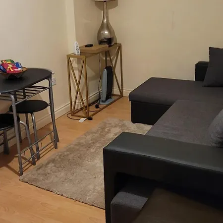 2-bed Sleeps 4 On-site Parking Appartement *