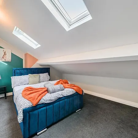 بيت ضيافة 6br Modern In Salford Sleeps 13 | Uni Nearby 3*