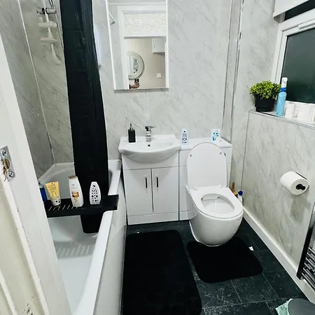 Air Conditioned Luxury 2-bed Apartment,office With Built-in Tv King Bed, Private Entrance And Free Parking Apartament Manchester