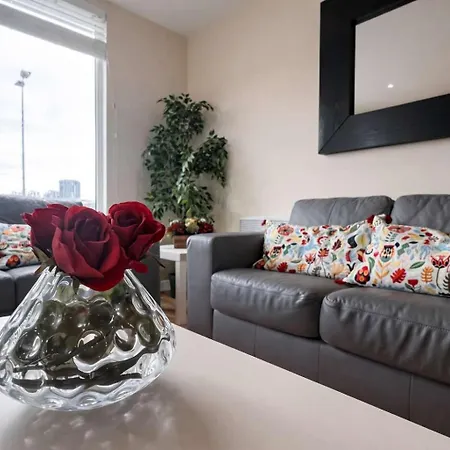 Modern 2-bed Living With Private Balcony * Manchester