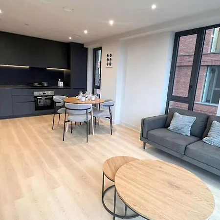 With Luxury Terrace & Gym In Center * Manchester