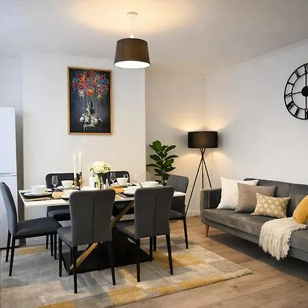 4bdr Contractor Hub - Sleeps 7 - Free On Street Parking Apartment *